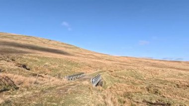 Perthshire dağlarında İskoç yamaç yürüyüşü. Geniş açık İskoçya vahşi doğası yuvarlanan tepeleri açıyor. Uzun mesafe yürüyüşü macerası.