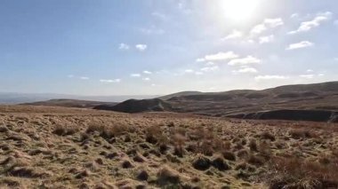 Perthshire dağlarında İskoç yamaç yürüyüşü. Geniş açık İskoçya vahşi doğası yuvarlanan tepeleri açıyor. Uzun mesafe yürüyüşü macerası.