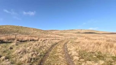 Perthshire dağlarında İskoç yamaç yürüyüşü. Geniş açık İskoçya vahşi doğası yuvarlanan tepeleri açıyor. Uzun mesafe yürüyüşü macerası.