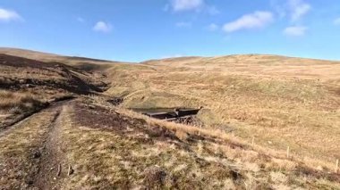 Perthshire dağlarında İskoç yamaç yürüyüşü. Geniş açık İskoçya vahşi doğası yuvarlanan tepeleri açıyor. Uzun mesafe yürüyüşü macerası.