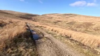 Perthshire dağlarında İskoç yamaç yürüyüşü. Geniş açık İskoçya vahşi doğası yuvarlanan tepeleri açıyor. Uzun mesafe yürüyüşü macerası.