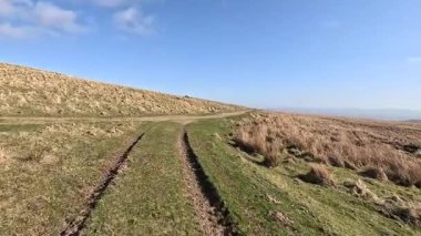 Perthshire dağlarında İskoç yamaç yürüyüşü. Geniş açık İskoçya vahşi doğası yuvarlanan tepeleri açıyor. Uzun mesafe yürüyüşü macerası.