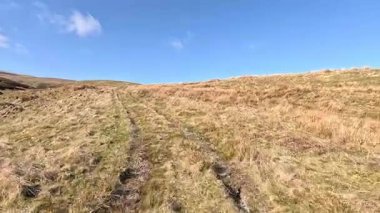 Perthshire dağlarında İskoç yamaç yürüyüşü. Geniş açık İskoçya vahşi doğası yuvarlanan tepeleri açıyor. Uzun mesafe yürüyüşü macerası.