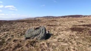 Perthshire dağlarında İskoç yamaç yürüyüşü. Geniş açık İskoçya vahşi doğası yuvarlanan tepeleri açıyor. Uzun mesafe yürüyüşü macerası.