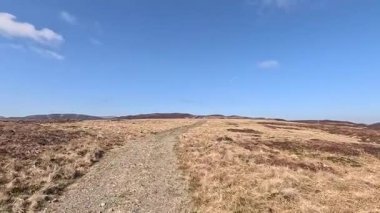 Perthshire dağlarında İskoç yamaç yürüyüşü. Geniş açık İskoçya vahşi doğası yuvarlanan tepeleri açıyor. Uzun mesafe yürüyüşü macerası.