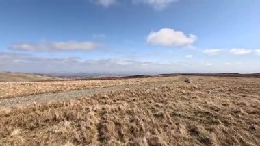 Perthshire dağlarında İskoç yamaç yürüyüşü. Geniş açık İskoçya vahşi doğası yuvarlanan tepeleri açıyor. Uzun mesafe yürüyüşü macerası.