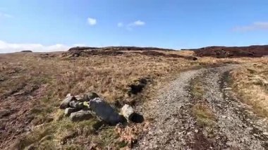 Perthshire dağlarında İskoç yamaç yürüyüşü. Geniş açık İskoçya vahşi doğası yuvarlanan tepeleri açıyor. Uzun mesafe yürüyüşü macerası.