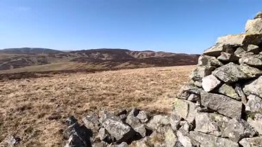 Perthshire dağlarında İskoç yamaç yürüyüşü. Geniş açık İskoçya vahşi doğası yuvarlanan tepeleri açıyor. Uzun mesafe yürüyüşü macerası.