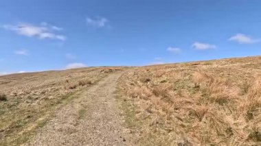Perthshire dağlarında İskoç yamaç yürüyüşü. Geniş açık İskoçya vahşi doğası yuvarlanan tepeleri açıyor. Uzun mesafe yürüyüşü macerası.