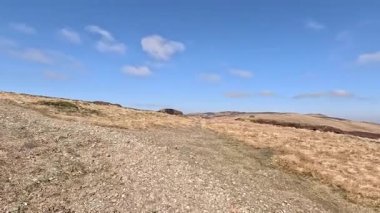 Perthshire dağlarında İskoç yamaç yürüyüşü. Geniş açık İskoçya vahşi doğası yuvarlanan tepeleri açıyor. Uzun mesafe yürüyüşü macerası.