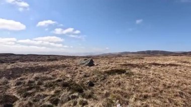 Perthshire dağlarında İskoç yamaç yürüyüşü. Geniş açık İskoçya vahşi doğası yuvarlanan tepeleri açıyor. Uzun mesafe yürüyüşü macerası.