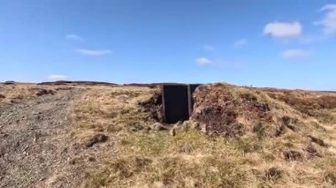 Perthshire dağlarında İskoç yamaç yürüyüşü. Geniş açık İskoçya vahşi doğası yuvarlanan tepeleri açıyor. Uzun mesafe yürüyüşü macerası.