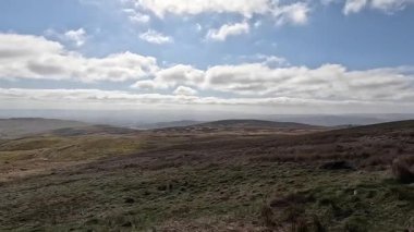 Perthshire dağlarında İskoç yamaç yürüyüşü. Geniş açık İskoçya vahşi doğası yuvarlanan tepeleri açıyor. Uzun mesafe yürüyüşü macerası.