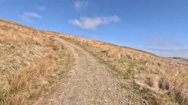 Perthshire dağlarında İskoç yamaç yürüyüşü. Geniş açık İskoçya vahşi doğası yuvarlanan tepeleri açıyor. Uzun mesafe yürüyüşü macerası.