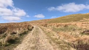 Perthshire dağlarında İskoç yamaç yürüyüşü. Geniş açık İskoçya vahşi doğası yuvarlanan tepeleri açıyor. Uzun mesafe yürüyüşü macerası.