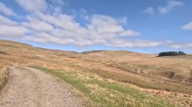 Perthshire dağlarında İskoç yamaç yürüyüşü. Geniş açık İskoçya vahşi doğası yuvarlanan tepeleri açıyor. Uzun mesafe yürüyüşü macerası.