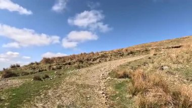 Perthshire dağlarında İskoç yamaç yürüyüşü. Geniş açık İskoçya vahşi doğası yuvarlanan tepeleri açıyor. Uzun mesafe yürüyüşü macerası.