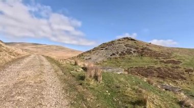 Perthshire dağlarında İskoç yamaç yürüyüşü. Geniş açık İskoçya vahşi doğası yuvarlanan tepeleri açıyor. Uzun mesafe yürüyüşü macerası.