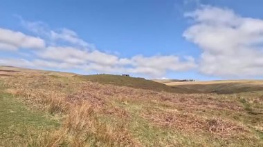 Perthshire dağlarında İskoç yamaç yürüyüşü. Geniş açık İskoçya vahşi doğası yuvarlanan tepeleri açıyor. Uzun mesafe yürüyüşü macerası.