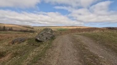 Perthshire dağlarında İskoç yamaç yürüyüşü. Geniş açık İskoçya vahşi doğası yuvarlanan tepeleri açıyor. Uzun mesafe yürüyüşü macerası.