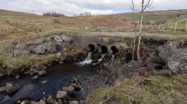 Perthshire dağlarında İskoç yamaç yürüyüşü. Geniş açık İskoçya vahşi doğası yuvarlanan tepeleri açıyor. Uzun mesafe yürüyüşü macerası.