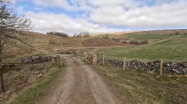 Perthshire dağlarında İskoç yamaç yürüyüşü. Geniş açık İskoçya vahşi doğası yuvarlanan tepeleri açıyor. Uzun mesafe yürüyüşü macerası.