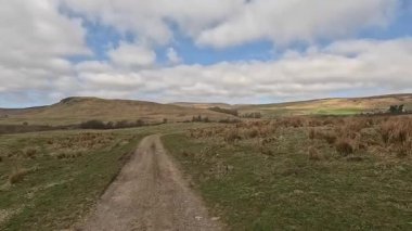 Perthshire dağlarında İskoç yamaç yürüyüşü. Geniş açık İskoçya vahşi doğası yuvarlanan tepeleri açıyor. Uzun mesafe yürüyüşü macerası.