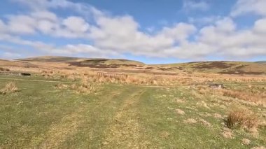 Perthshire dağlarında İskoç yamaç yürüyüşü. Geniş açık İskoçya vahşi doğası yuvarlanan tepeleri açıyor. Uzun mesafe yürüyüşü macerası.