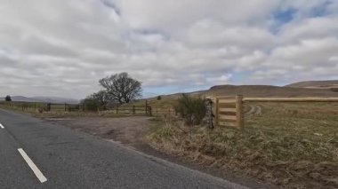 Perthshire dağlarında İskoç yamaç yürüyüşü. Geniş açık İskoçya vahşi doğası yuvarlanan tepeleri açıyor. Uzun mesafe yürüyüşü macerası.