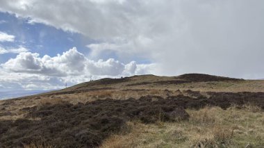 Perthshire dağlarında İskoç yamaç yürüyüşü. Geniş açık İskoçya vahşi doğası yuvarlanan tepeleri açıyor. Uzun mesafe yürüyüşü macerası.