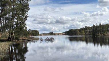 Perthshire dağlarında Loch Meallbrodden İskoç yamaç yürüyüşü. Geniş açık İskoçya vahşi doğası yuvarlanan tepeleri açıyor. Uzun mesafe yürüyüşü macerası.