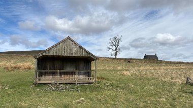 Perthshire dağlarında vahşi İskoç yamaçlarında terk edilmiş bir çiftlik evi. Geniş açık İskoçya vahşi doğası yuvarlanan tepeleri açıyor. Uzun mesafe yürüyüşü macerası.