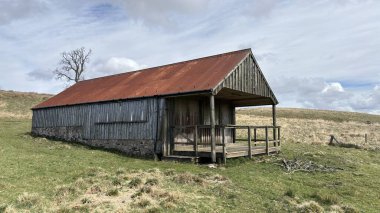 Perthshire dağlarında vahşi İskoç yamaçlarında terk edilmiş bir çiftlik evi. Geniş açık İskoçya vahşi doğası yuvarlanan tepeleri açıyor. Uzun mesafe yürüyüşü macerası.