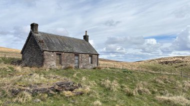 Perthshire dağlarında vahşi İskoç yamaçlarında terk edilmiş bir çiftlik evi. Geniş açık İskoçya vahşi doğası yuvarlanan tepeleri açıyor. Uzun mesafe yürüyüşü macerası.