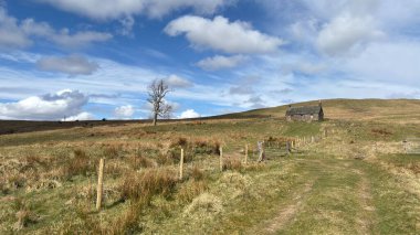 Perthshire dağlarında İskoç yamaç yürüyüşü. Geniş açık İskoçya vahşi doğası yuvarlanan tepeleri açıyor. Uzun mesafe yürüyüşü macerası.