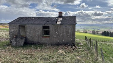 Perthshire dağlarında vahşi İskoç yamaçlarında terk edilmiş bir çiftlik evi. Geniş açık İskoçya vahşi doğası yuvarlanan tepeleri açıyor. Uzun mesafe yürüyüşü macerası.