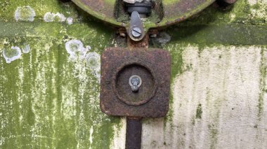 Rusty eski elektrik tesisatlarını yok etti. Geriye dönük terk edilmiş iç döşemeler yıpranmış ve çürüyor.