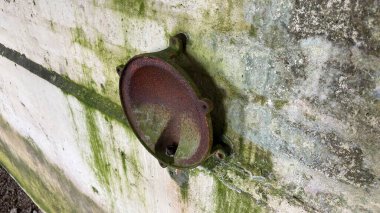 Rusty eski elektrik tesisatlarını yok etti. Geriye dönük terk edilmiş iç döşemeler yıpranmış ve çürüyor.