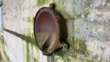 Rusty eski elektrik tesisatlarını yok etti. Geriye dönük terk edilmiş iç döşemeler yıpranmış ve çürüyor.