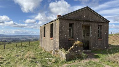 Perthshire dağlarında vahşi İskoç yamaçlarında terk edilmiş bir çiftlik evi. Geniş açık İskoçya vahşi doğası yuvarlanan tepeleri açıyor. Uzun mesafe yürüyüşü macerası.