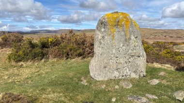 Fowlis Wester Taş Çemberi. Eski Pict Ortaçağ anıtı. Perthshire dağlarında İskoç yamaç yürüyüşü. Geniş açık İskoçya vahşi doğası yuvarlanan tepeleri açıyor. Uzun mesafe yürüyüşü macerası.