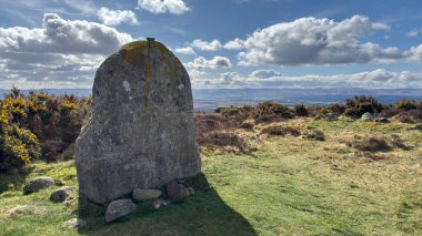 Fowlis Wester Taş Çemberi. Eski Pict Ortaçağ anıtı. Perthshire dağlarında İskoç yamaç yürüyüşü. Geniş açık İskoçya vahşi doğası yuvarlanan tepeleri açıyor. Uzun mesafe yürüyüşü macerası.