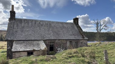 Perthshire dağlarında vahşi İskoç yamaçlarında terk edilmiş bir çiftlik evi. Geniş açık İskoçya vahşi doğası yuvarlanan tepeleri açıyor. Uzun mesafe yürüyüşü macerası.