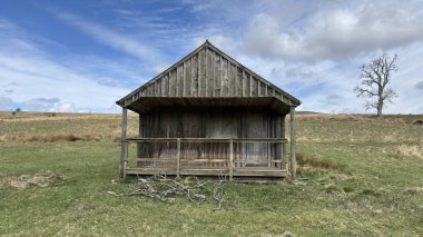 Perthshire dağlarında vahşi İskoç yamaçlarında terk edilmiş bir çiftlik evi. Geniş açık İskoçya vahşi doğası yuvarlanan tepeleri açıyor. Uzun mesafe yürüyüşü macerası.