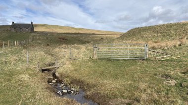 Perthshire dağlarında vahşi İskoç yamaçlarında terk edilmiş bir çiftlik evi. Geniş açık İskoçya vahşi doğası yuvarlanan tepeleri açıyor. Uzun mesafe yürüyüşü macerası.