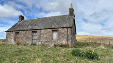 Perthshire dağlarında vahşi İskoç yamaçlarında terk edilmiş bir çiftlik evi. Geniş açık İskoçya vahşi doğası yuvarlanan tepeleri açıyor. Uzun mesafe yürüyüşü macerası.