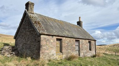Perthshire dağlarında vahşi İskoç yamaçlarında terk edilmiş bir çiftlik evi. Geniş açık İskoçya vahşi doğası yuvarlanan tepeleri açıyor. Uzun mesafe yürüyüşü macerası.
