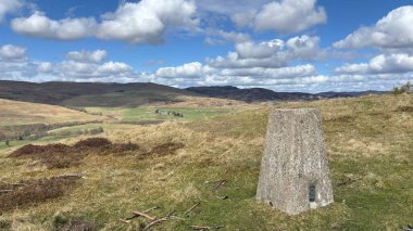 Milquhanzie Tepesi 'nin zirvesindeki OS Gözlem Noktası. Perthshire dağlarında İskoç yamaç yürüyüşü. Geniş açık İskoçya vahşi doğası yuvarlanan tepeleri açıyor. Uzun mesafe yürüyüşü macerası.