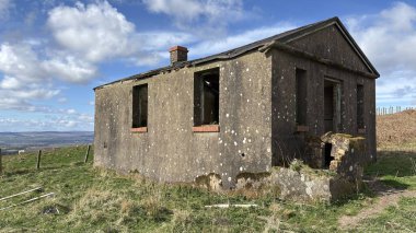 Perthshire dağlarında vahşi İskoç yamaçlarında terk edilmiş bir çiftlik evi. Geniş açık İskoçya vahşi doğası yuvarlanan tepeleri açıyor. Uzun mesafe yürüyüşü macerası.
