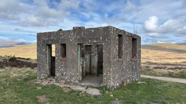 Perthshire dağlarında İskoç yamaçlarında terk edilmiş beton kare bina. Geniş açık İskoçya vahşi doğası yuvarlanan tepeleri açıyor. Uzun mesafe yürüyüşü macerası.